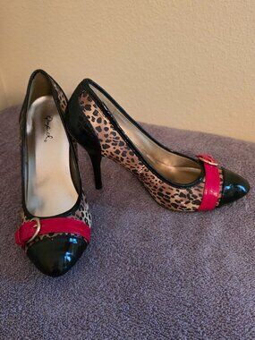 Qupid Leopard Black & Red Band Heels Size 7.5